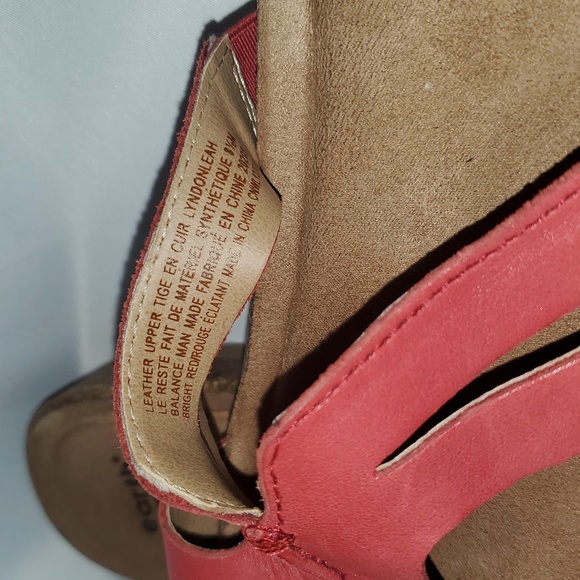 Earth Origins Women's Red Leather Slide Sandals - Picture 4 of 7